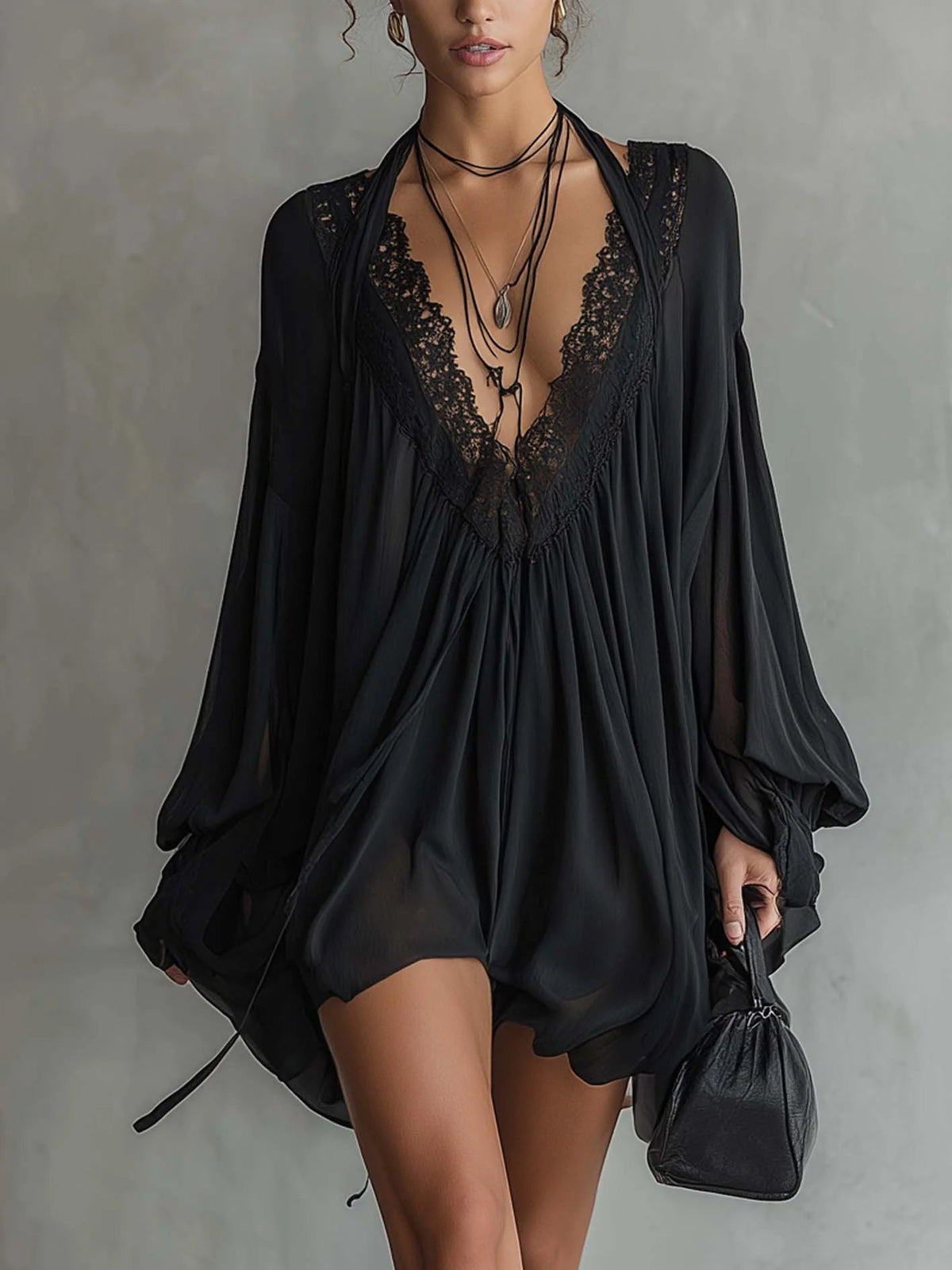 Cassandra | Mini Abito in Chiffon Nero con Collo in Pizzo