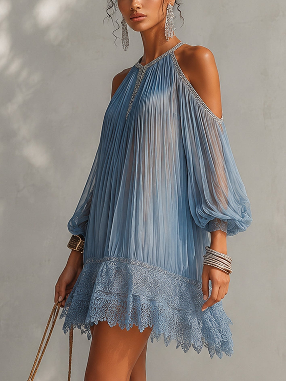 Serafina | Mini Abito Blu con Spalle Scoperte, Arricciato e Orlo in Pizzo