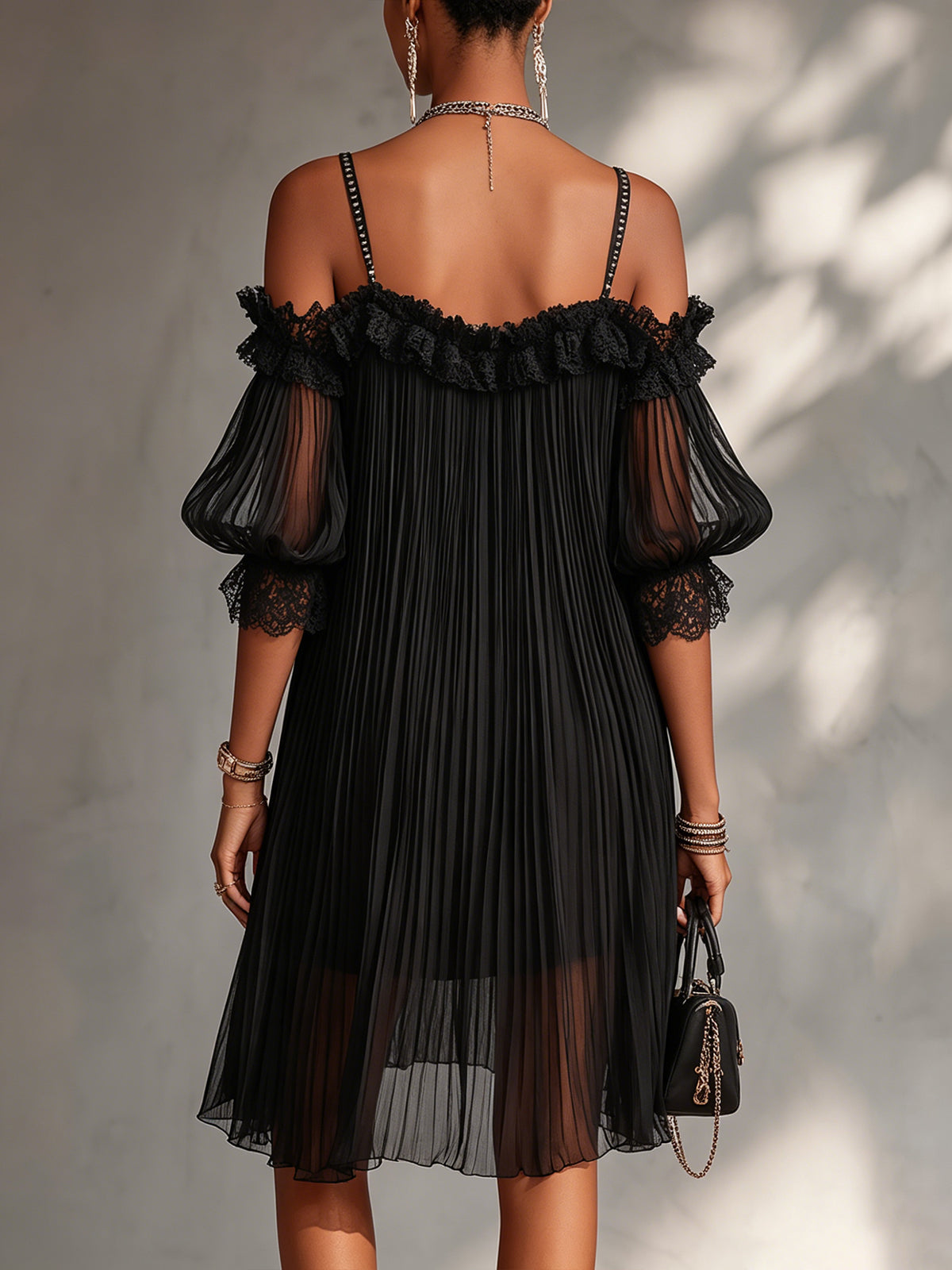 Camilla | Mini Abito in Chiffon Nero con Spalle Scoperte e Bordo in Pizzo