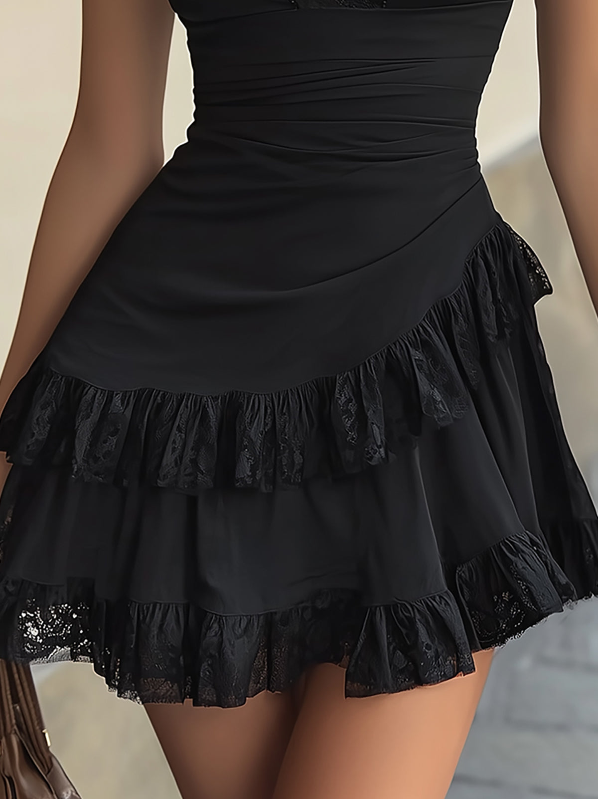 Stella | Mini Abito con Volant in Pizzo Nero e Scollo a V