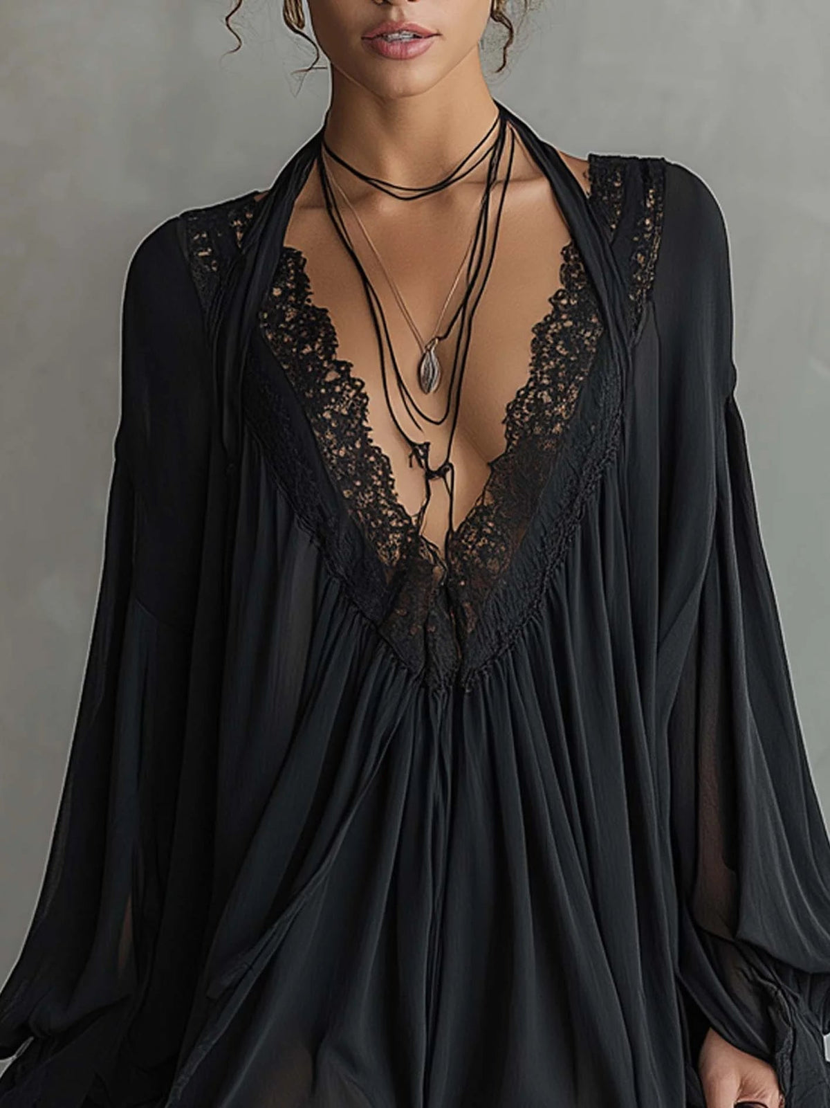 Cassandra | Mini Abito in Chiffon Nero con Collo in Pizzo