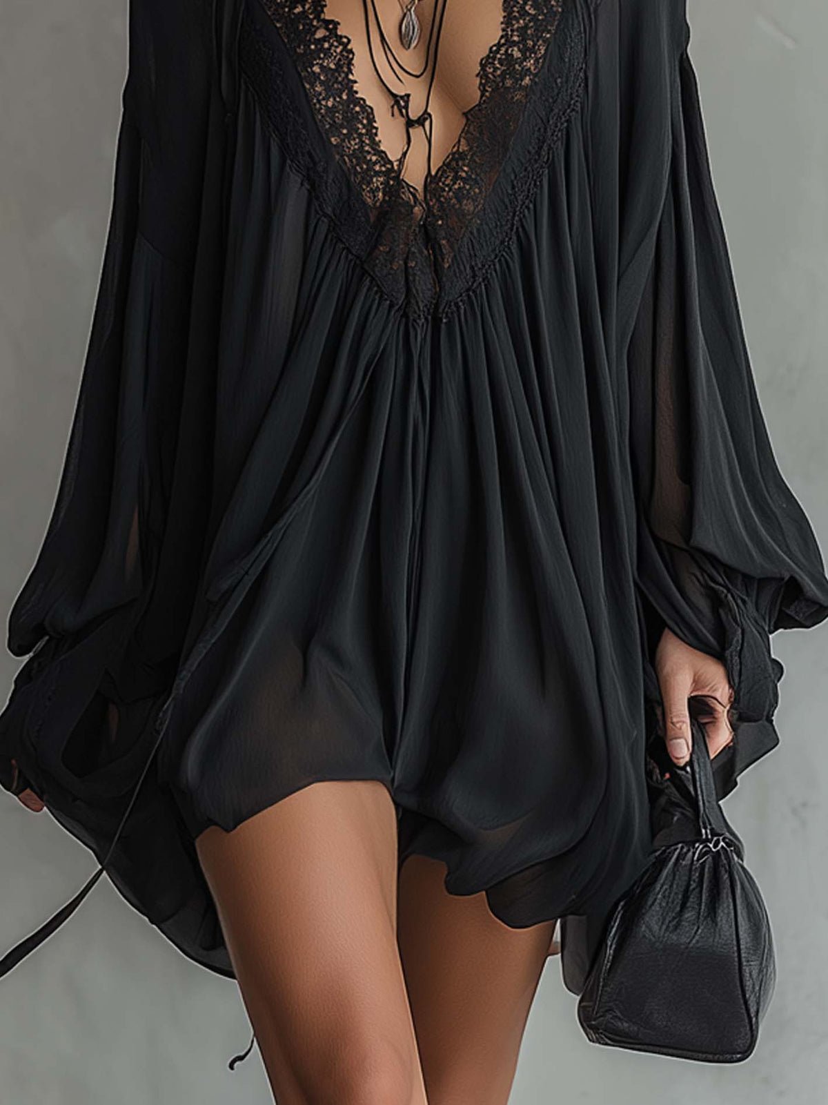 Cassandra | Mini Abito in Chiffon Nero con Collo in Pizzo