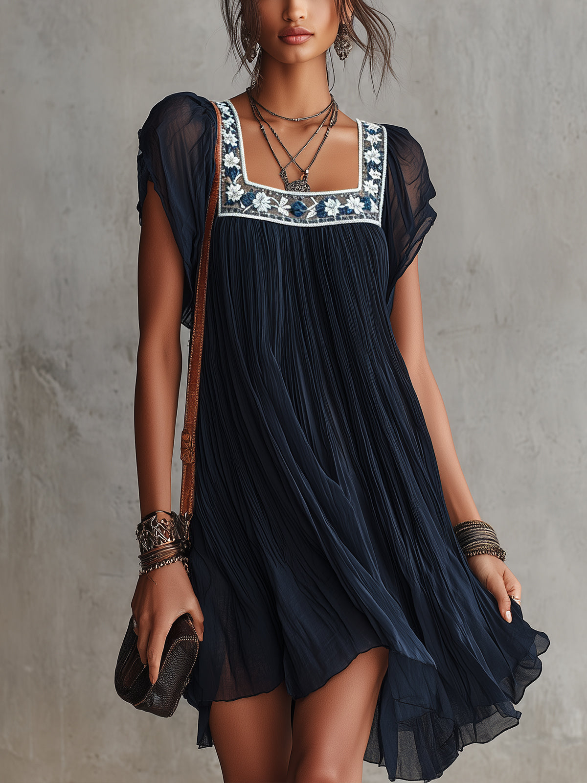 Apollonia | Mini Abito Plissettato in Chiffon Ricamato a Fiori Blu Navy