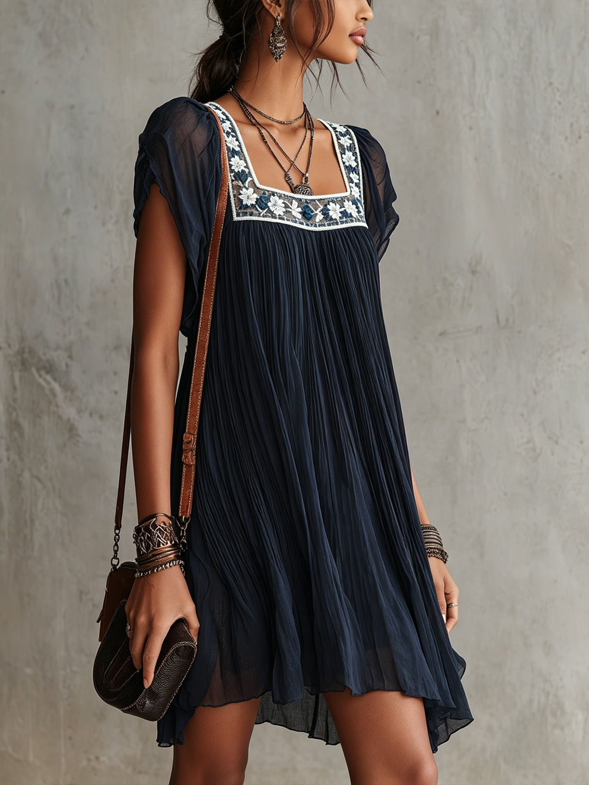 Apollonia | Mini Abito Plissettato in Chiffon Ricamato a Fiori Blu Navy