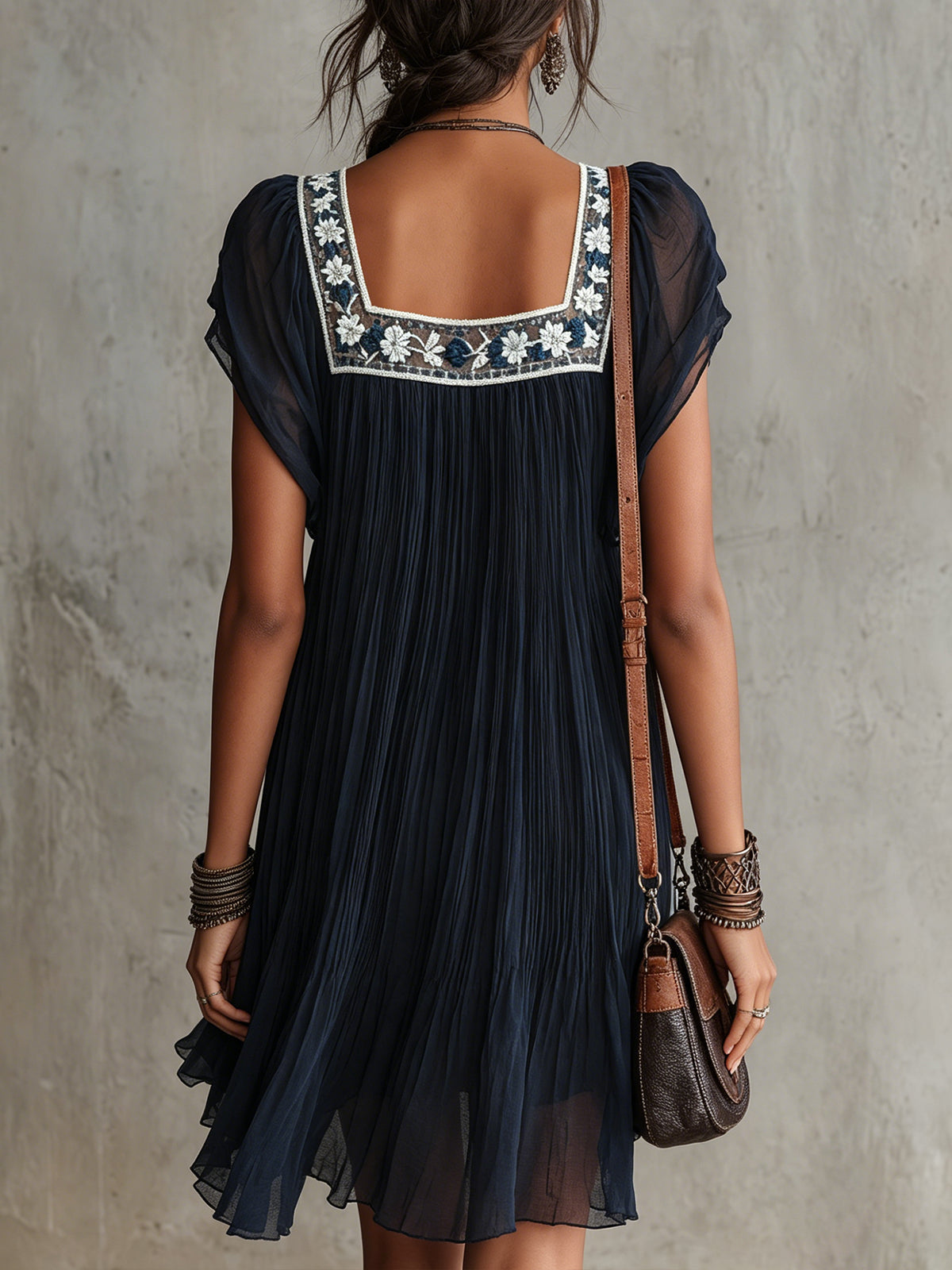 Apollonia | Mini Abito Plissettato in Chiffon Ricamato a Fiori Blu Navy