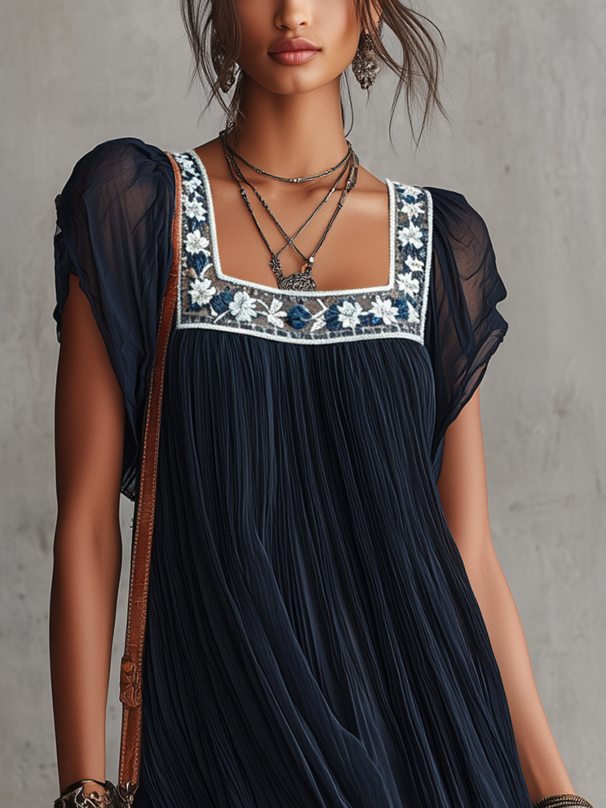 Apollonia | Mini Abito Plissettato in Chiffon Ricamato a Fiori Blu Navy