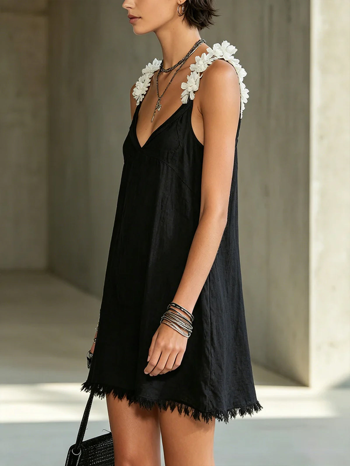 Noemi | Mini Abito Nero con Scollo a V e Spalline Floreali