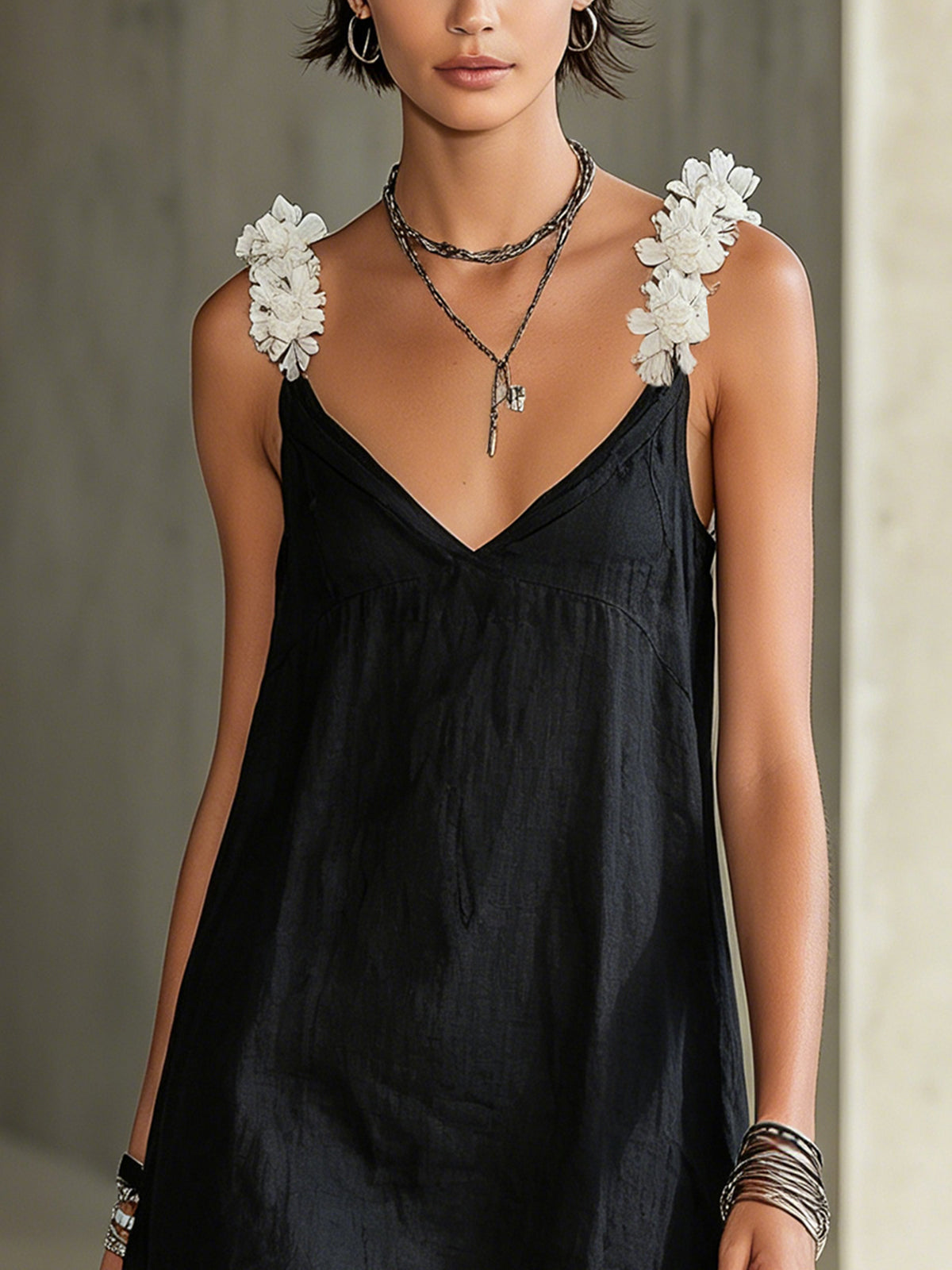 Noemi | Mini Abito Nero con Scollo a V e Spalline Floreali
