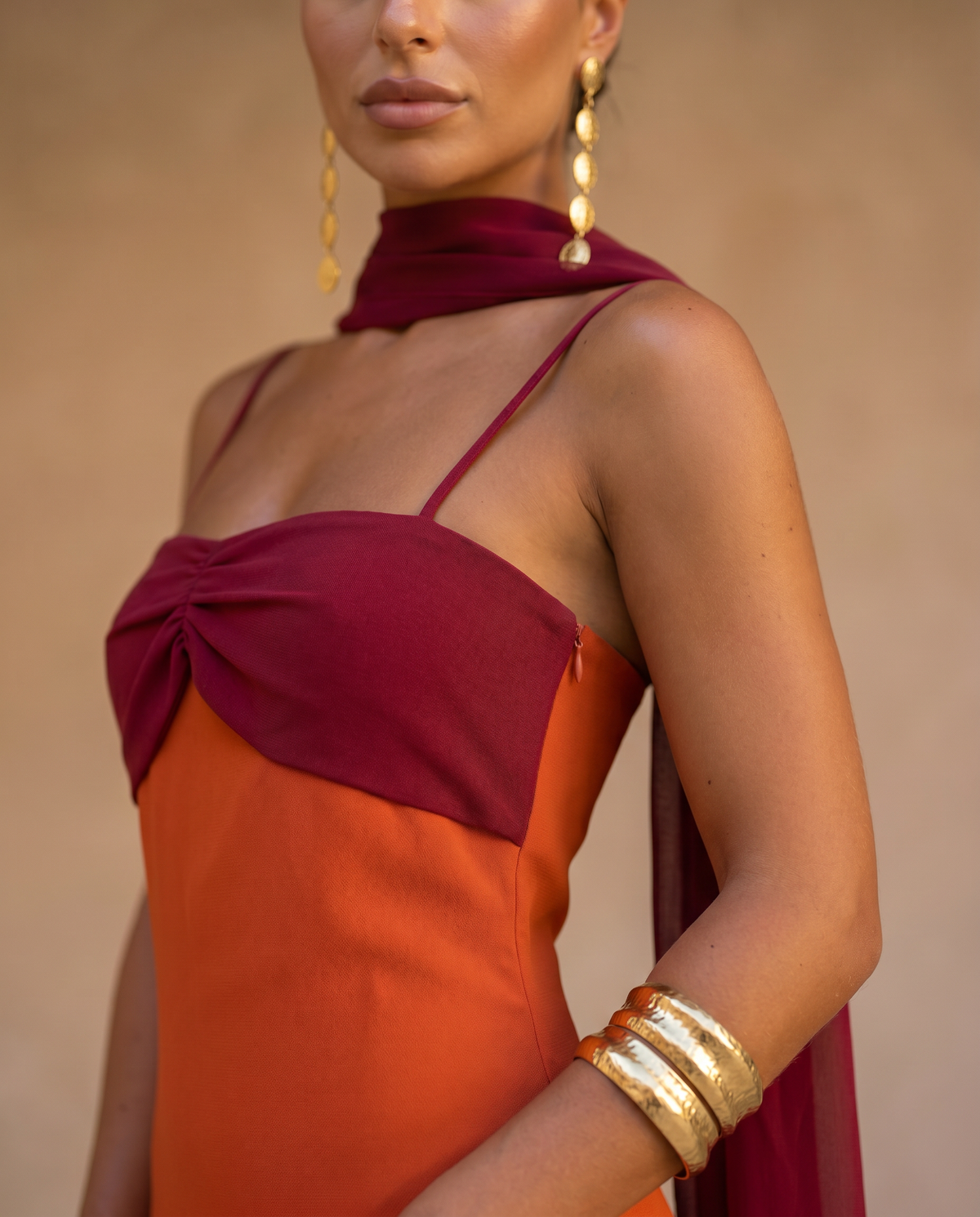 Alina | Abito Arancione con Scollo Rosso